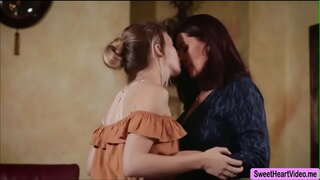 פּליושש ווולף פארשפרייט איר לעגס זאל מגדלה סט מיטשאַעלס ליקס איר לאָך