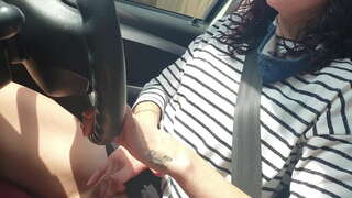 การสาธารณชนรถขับรถขณะที่เล่นอยู่กับของฉันเล็กจิ๋ม