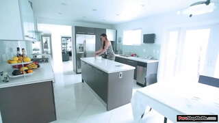 קליין טיץ מילף קוקס און איר קלייד געץ גראָב.זי נעמט עס אַוועק צו ריין עס און סטעפּסאַן געץ אַ באָנער.זי גיט אים אַ בלאָוודזשאָב און אַ בדזש און איז פאַקט