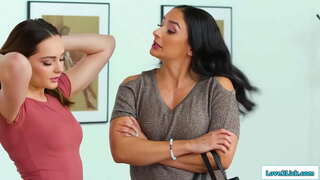 Busty เลี้ยงและลูกเลี้ยงต้องเป็นความลับเรื่องและที่รักแอบเข้าไปใน milfs ห้องนอนและพวกเขาจูบกันคำภาษาละติน rims ของเธอและเธอ licks ของเธออีก