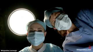 ผูกติดอและอุดปากไว้ด้อยู่ในทางการแพทย์เก้าอี้ตัวผมสีน้ำตาลเลสเบี้ยนคนไข้คนแคสแซนดร้านิคือ dominated โดยหมอยู่ในมุชาแนลเพรสตันแล้ว spanked ในถูกพักงาน