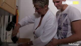 REIFE SWINGER - #Erna - Похотливая Пума Үлкен Жопой Секіреді Арналған Мүшесі Және отсасывает Өзінің Еркекке