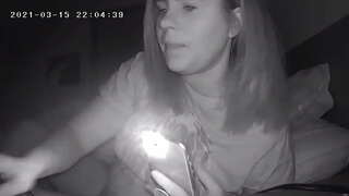 Busty Milf ทำลายเธอ Clit ในเวลาเข้านอนซ่อนกล้อง