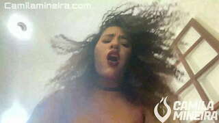 ריידינג אויף זיין גרויס האָן צו פאַרדינען אַ פּלאַץ גרויס אין איר שייווד לאָך