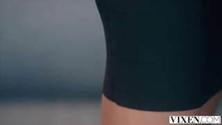 สุนัขจิ้งจอกตัวเมี Sassy ที่รัก seduces หัวหน้า