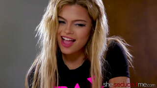 ร้อนแรงสาวในสโมสรนักเรียนน้องสาว Massaged และยั่วยว