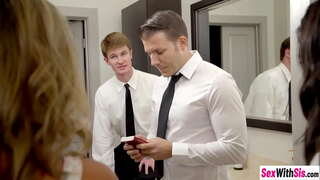 เซ็กซี่เป็นวัยรุ่นมิลลิวินาทีฟาริสและไรท์วิทนีย์ชอบฮาร์ดคอร์ threesom เซ็กซ์หลังจากพวกเขาห่วยอดิ๊ก