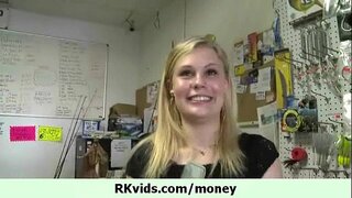 เร่าร้อนวัยรุ่นหญิงปล่อยให้พวกเราแม่ของเธอเพื่อเงิน 10