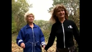 เหมือน matures อยากจะทดลองกันและกันจิ๋มบนหญ้า