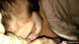 เขาตื่นขึ้นมาพร้อมกับลูกเลี้ยงดูดไอ้จ้อนของเขาและเขาไม่ได้เรียกร้องอะไร