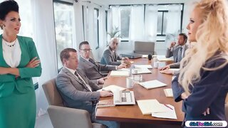 Busty milf businesswomen ไปหัวต้องหัวระหว่างกา boardmeeting.อีกนักธุรกิจออกไปจากที่นี่ซะโดยเร็วที่พวกเขาทำได้ในที่สุดค milfs มีห้องสำหรับตัวเองและเริ่มจูบกันและเลียนกัน