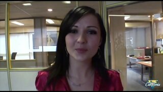 เล็กน้องผมสีน้ำตาลบข้อเสนอของเธอก้นด้วยความยิน