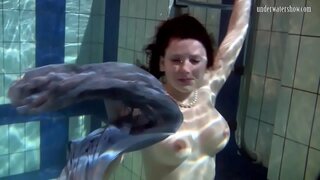 ว่ายน้ำที่รัก Katka รางอยู่ในระว่ายน้ำด้วย