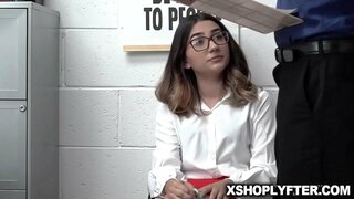 แคลลี่โดนพังอยู่บนโต๊ะที่ออฟฟิศ