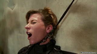 พกปืนผมสีน้ำตาล MILF ทาส Ariel X คือติดอยู่บน illuminating โต๊ะแล้วล่ามโซ่ได้ anal แย่กับ dildo บอยู่ในกำมือของอาจารย์รับเถอะน่านายปวดท้องอยู่