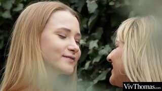 סעקסי טין גערלפרענדז לעקן יעדער אנדערע נאַס פּוסיז