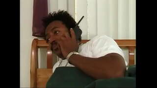 Sexy dona de negre amb els cabells vermell i grans pits dóna BJ continuació del seu cony ple negre dick l'interior